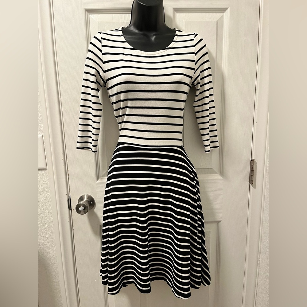 DownEast Black and White Striped 3/4 Sleeve women’s Dress. Size S